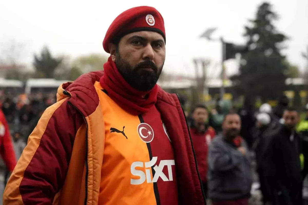 Galatasaray Taraftarları Fenerbahçe Derbisi İçin Stadyumda