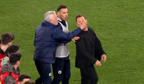 Jose Mourinho, maçtan sonra Okan Buruk'un burnunu sıktı! Okan Buruk, müdahalenin ardından yerde kaldı