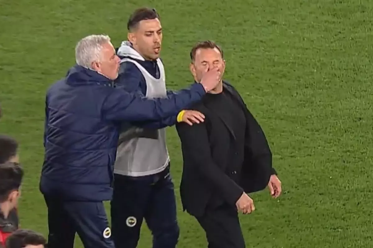 Jose Mourinho, maçtan sonra Okan Buruk'un burnunu sıktı! Okan Buruk, müdahalenin ardından yerde kaldı