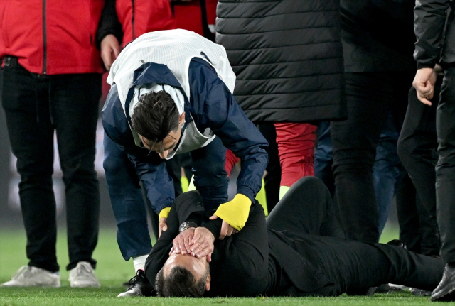 Jose Mourinho, maçtan sonra Okan Buruk'un burnunu sıktı! Okan Buruk, müdahalenin ardından yerde kaldı