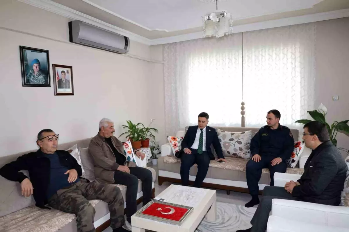 Kaymakam Gündoğdu şehit ailelerine Türk Bayrağı takdim etti