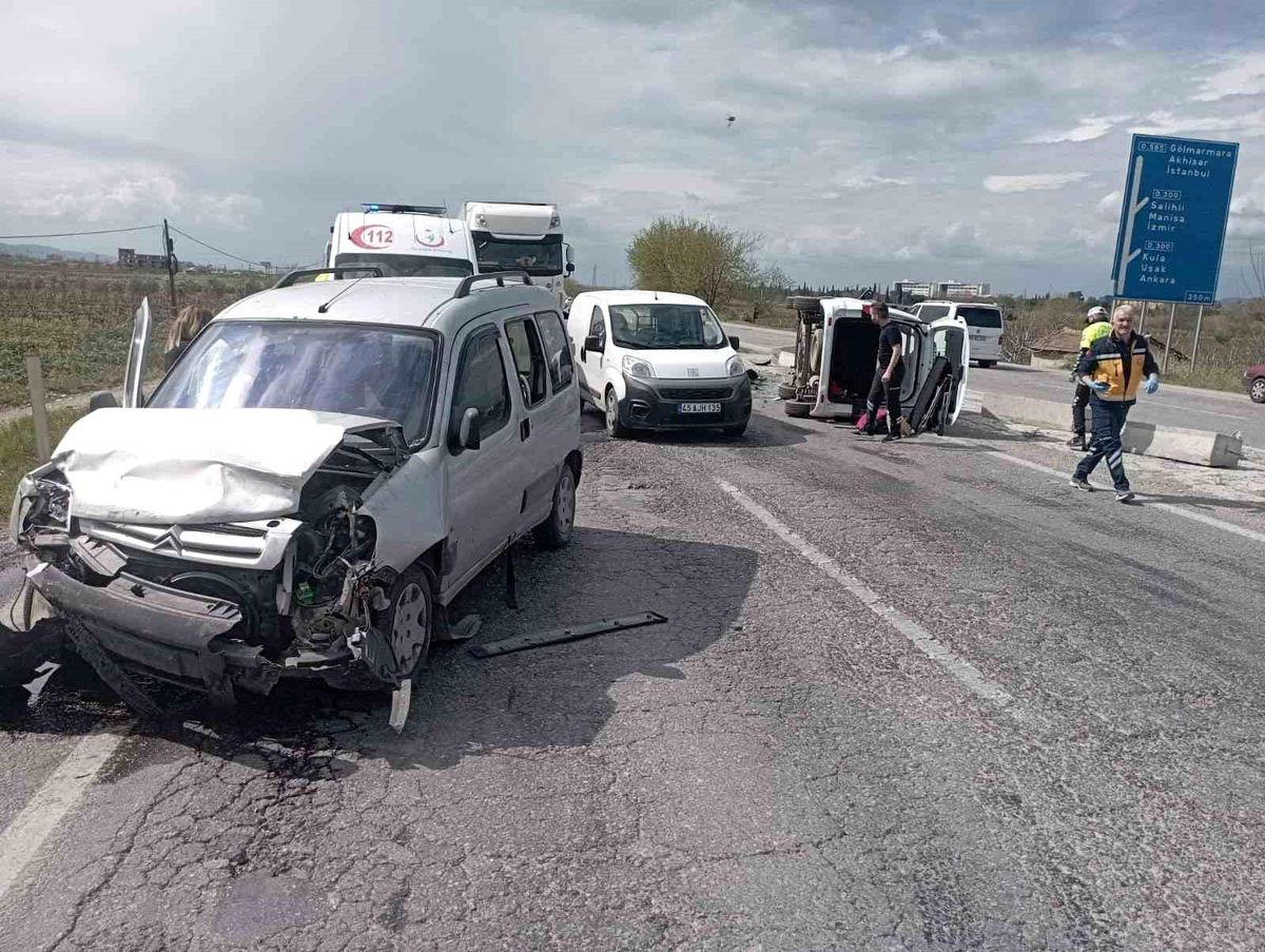 Manisa'da Kamyonet Çarpışmasında 6 Kişi Yaralandı