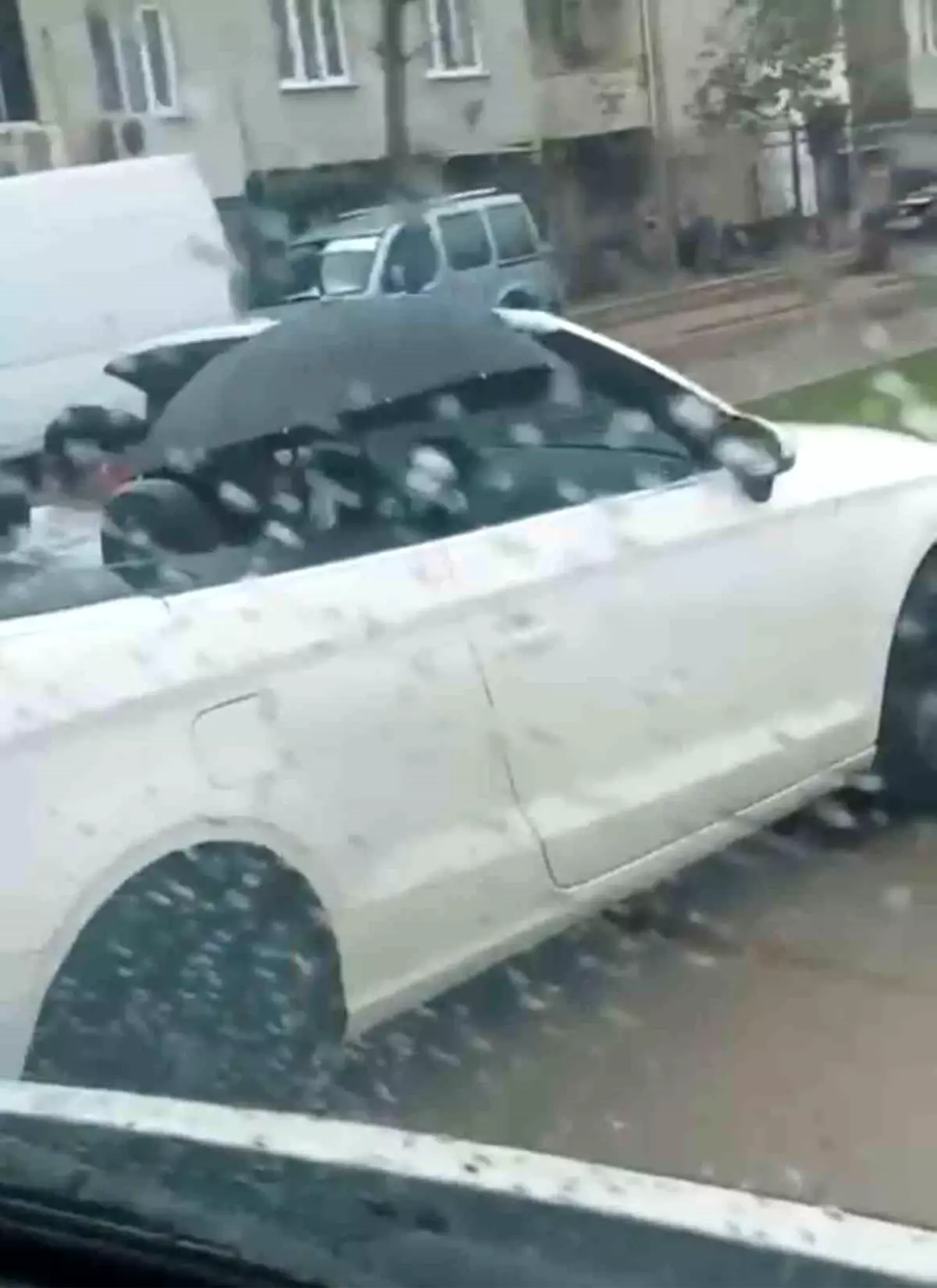 Bursa'da Yağmurda Şemsiyeli Seyahat