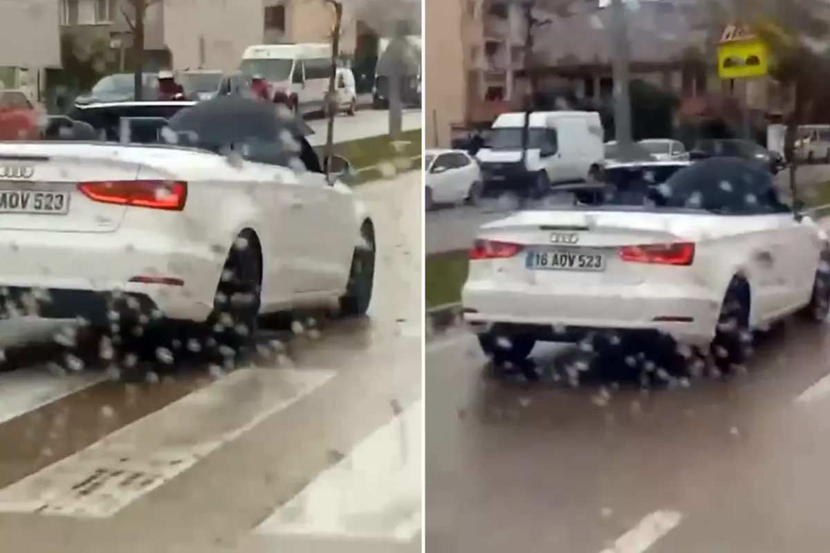 Milyonluk arabada ıslanmamak için şemsiye açtı