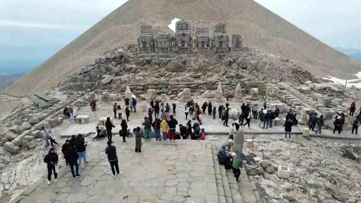 Nemrut Dağı'nda Ramazan Bayramı Yoğunluğu
