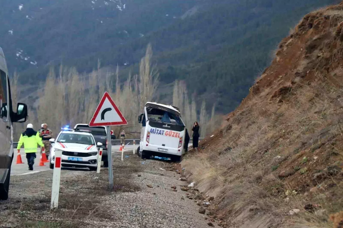 Oltu'da İşçi Servisi Kaza Yaptı: 1 Ölü, 11 Yaralı