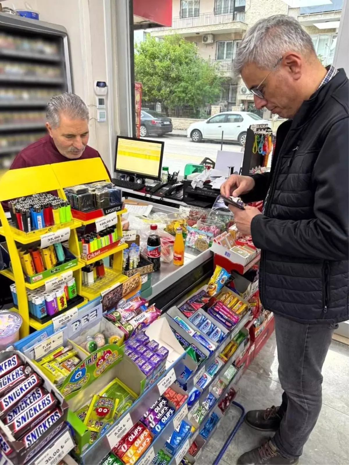 Sağlık Bakanı Memişoğlu'ndan Esnafa Destek Alışverişi