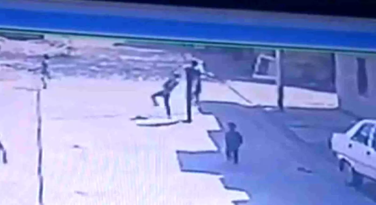 Evinin önünde oynayan 3 yaşındaki çocuğu tekmelerle hastanelik etti