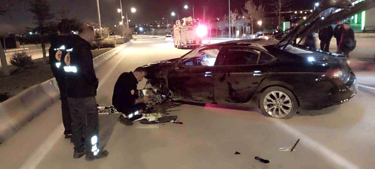 Van'da Trafik Kazası: Sürücü Yaralandı
