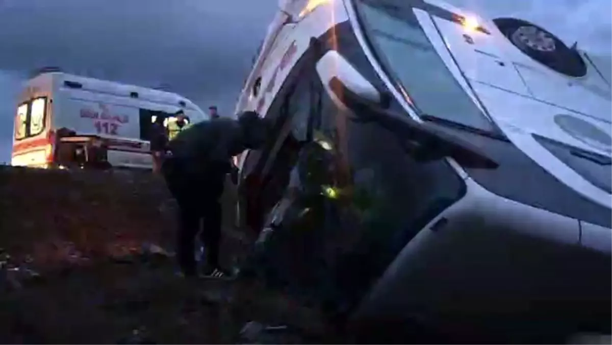 Sivas'ta Otobüs Kazası: 2 Ölü, 25 Yaralı