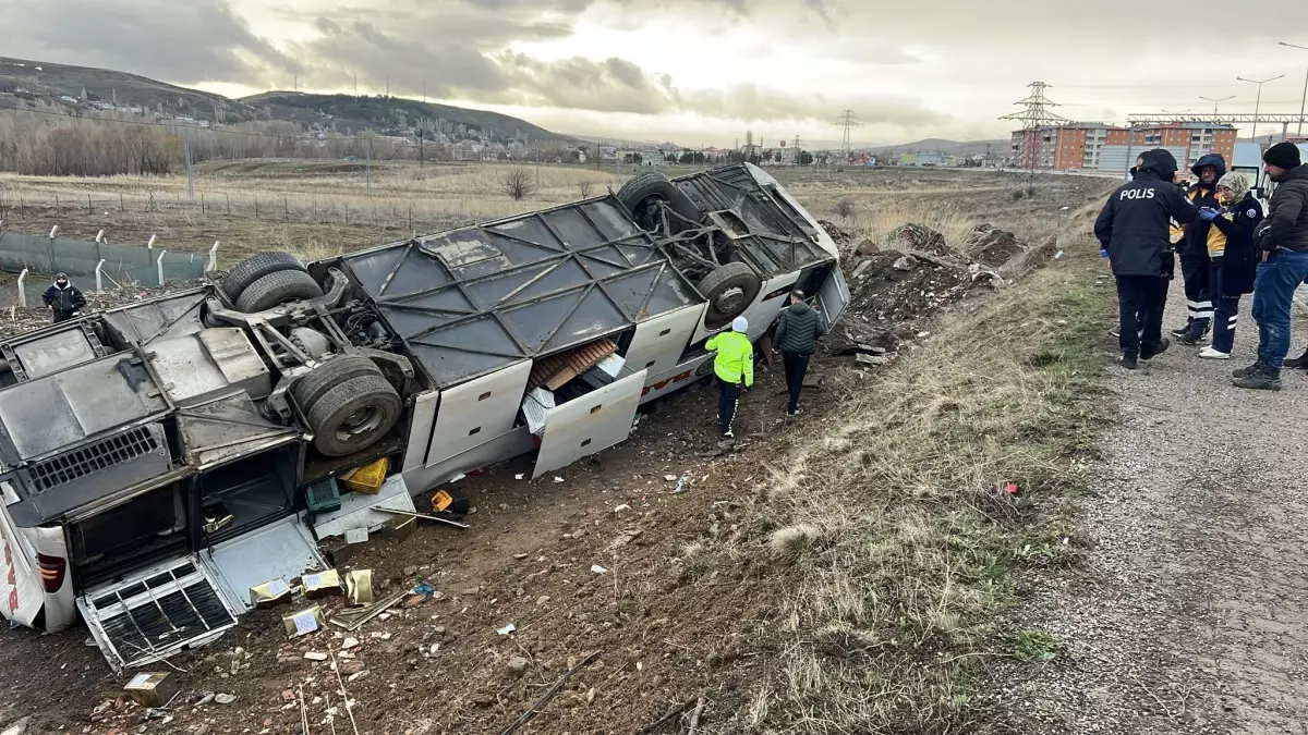 Yoldan çıkan otobüs tarlaya uçtu: 2 ölü, 25 yaralı