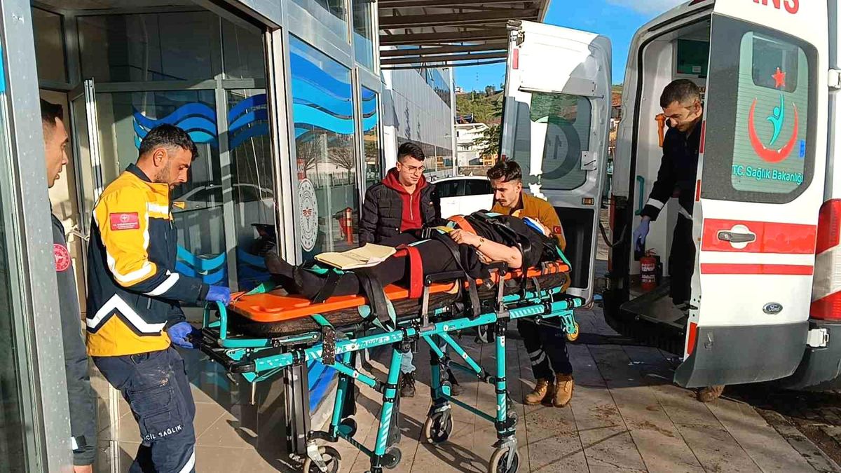 Adıyaman'da Otomobil Şarampole Yuvarlandı: 3 Yaralı