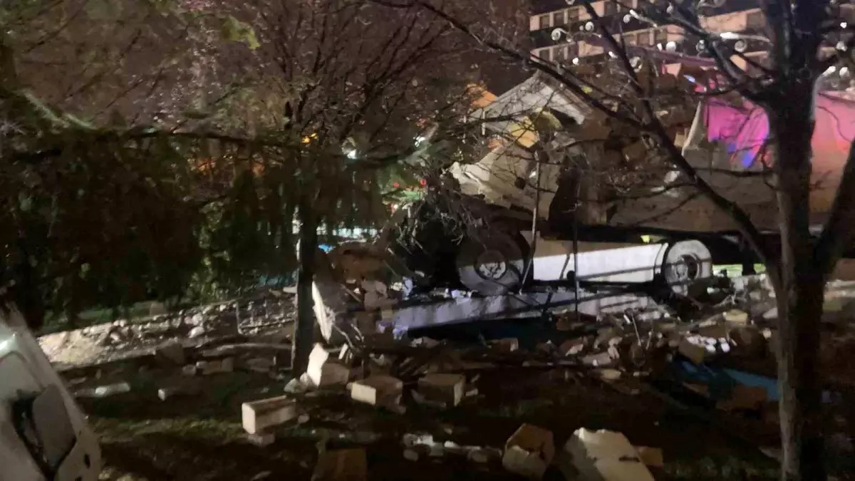Freni Boşalan Tır Parka Dalıp Sürücüsünü Hayatından Etti