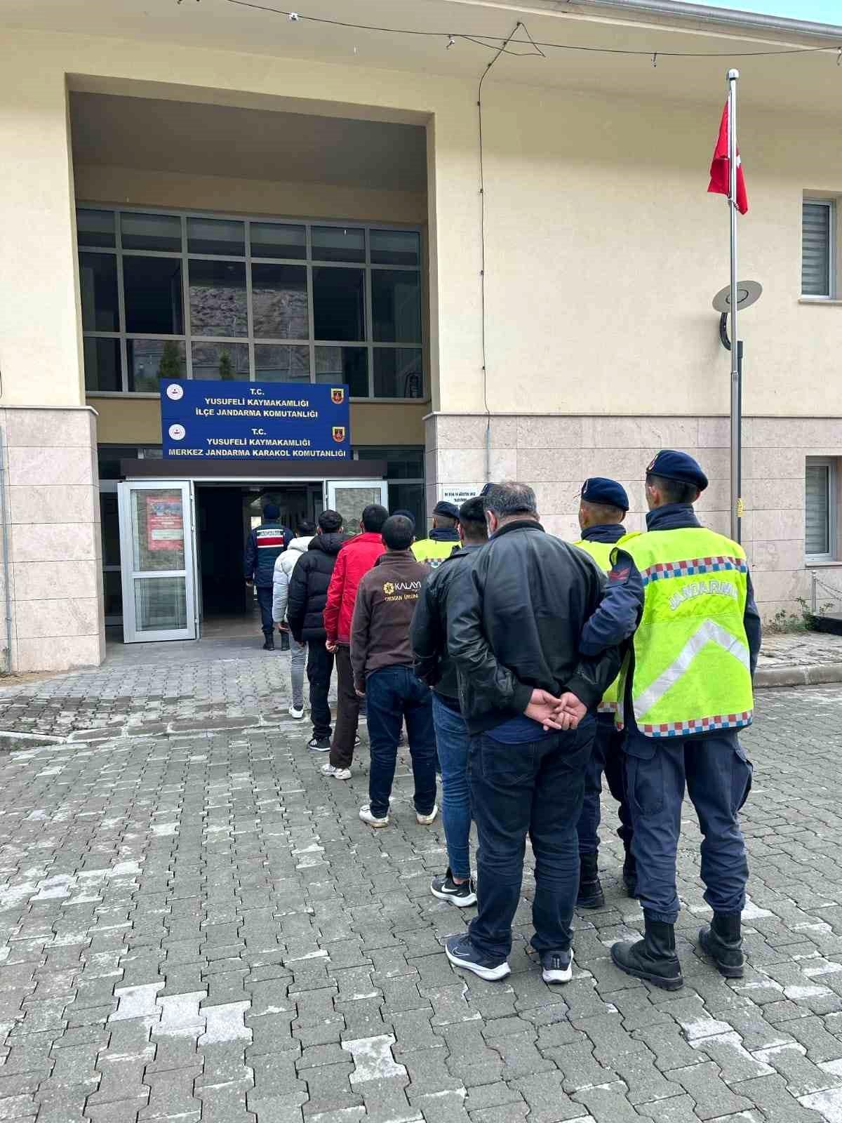 Artvin'de Göçmen Kaçakçılığı Operasyonu: 2 Organizatör Yakalandı