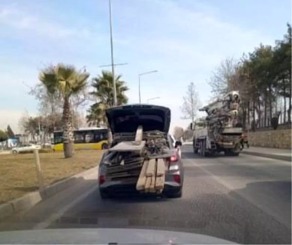 Adıyaman'da Tahta Yükleyen Sürücü Trafiği Tehlikeye Attı