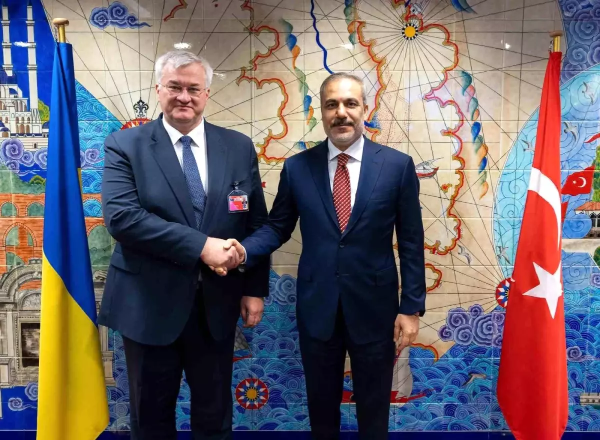 Hakan Fidan, NATO Toplantısında Ukrayna Dışişleri Bakanı ile Görüştü