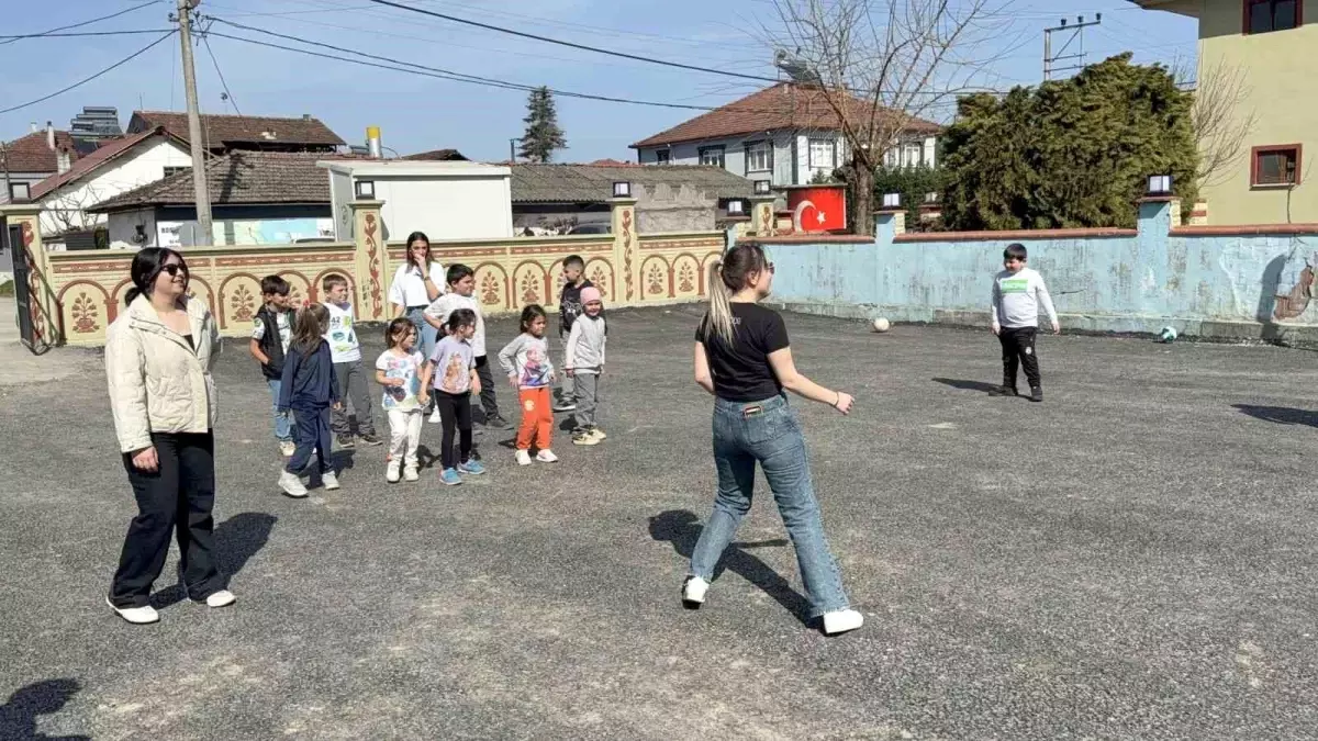 Düzce Üniversitesi Öğrencilerinden Bostanlık Köyündeki Çocuklara Destek
