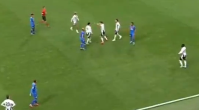 Dolmabahçe'de olay! Beşiktaşlı futbolcular maç oynanırken birbirine girdi