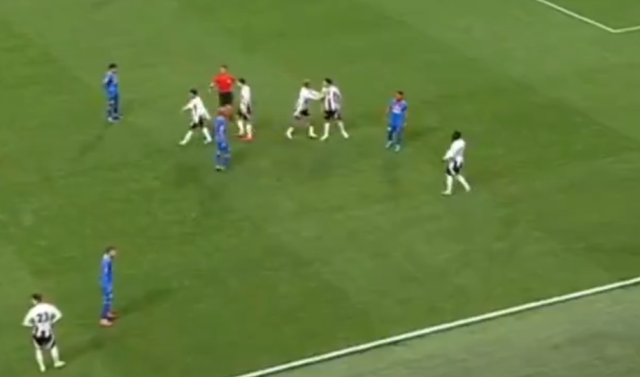 Dolmabahçe'de olay! Beşiktaşlı futbolcular maç oynanırken birbirine girdi