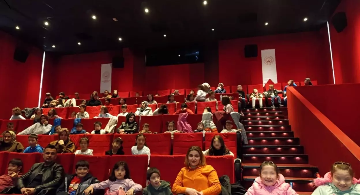 Erzurum'da Çocuklar İçin Eğlenceli Çizgi Film Gösterimi