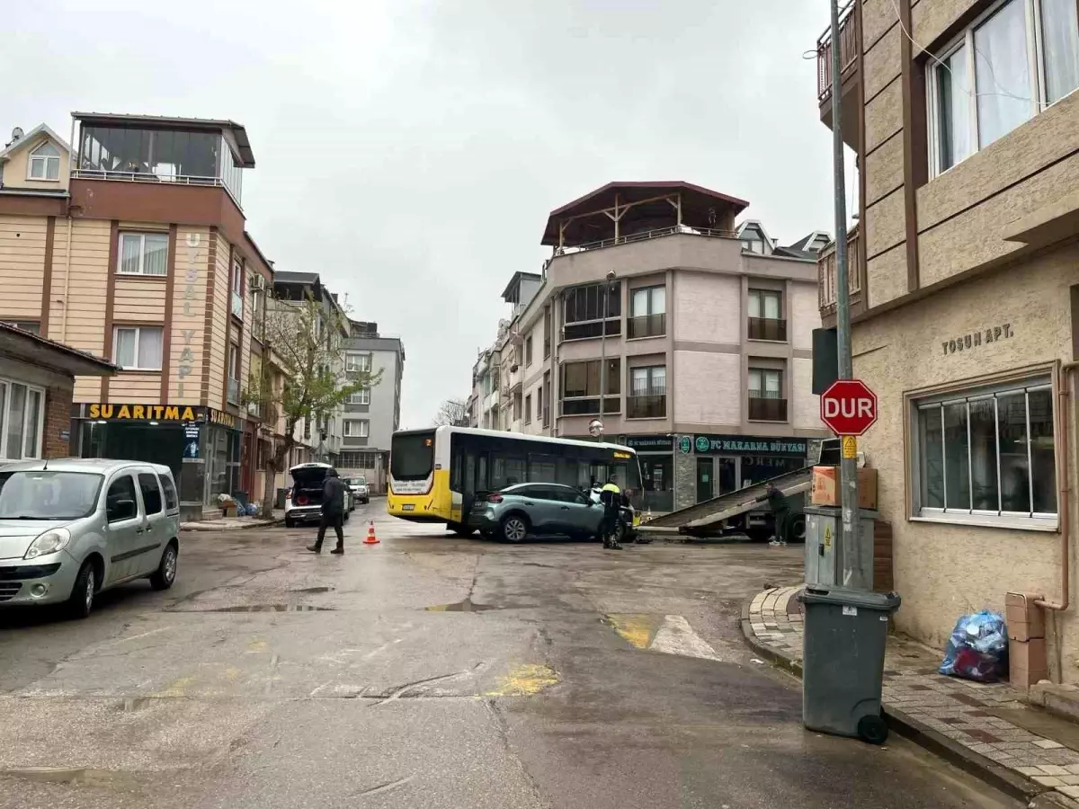 Bursa'da Özel Halk Otobüsü ile Çarpışan Otomobilde 3 Yaralı