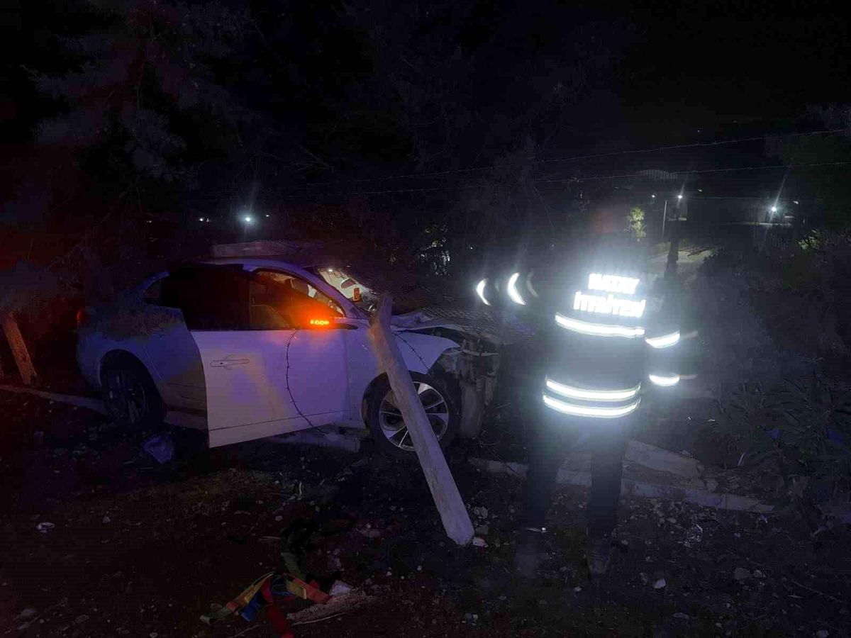 Hatay'da Kaza: Zeytinliğe Uçan Otomobilde 2 Yaralı