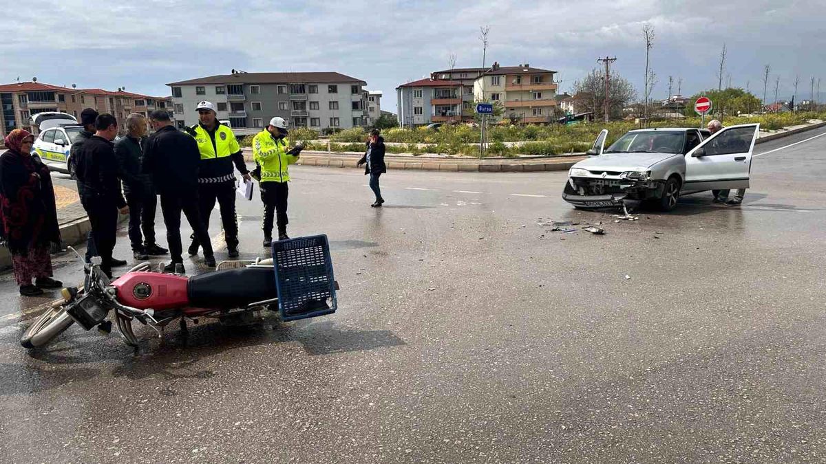 Bursa'nın İznik ilçesinde otomobil ile motosiklet çarpıştı: 1 yaralı