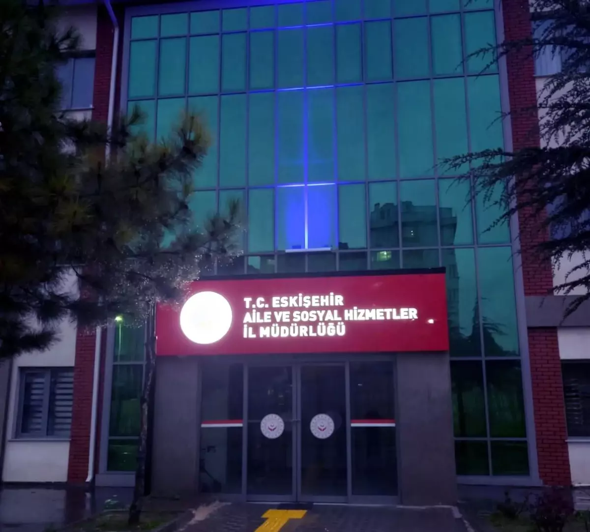 Eskişehir'de Otizm Farkındalık Günü İçin Binalar Mavi Işıkla Aydınlatıldı