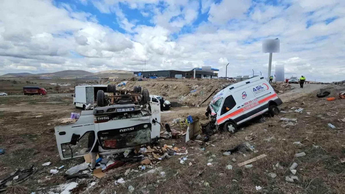 Kayseri'de Ambulans ve Kamyonet Çarpıştı: 6 Yaralı