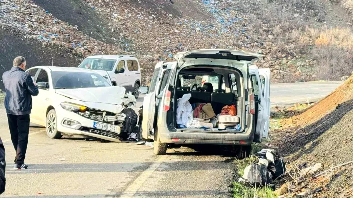 Şırnak'ta Kafa Kafaya Çarpışma: 3 Yaralı