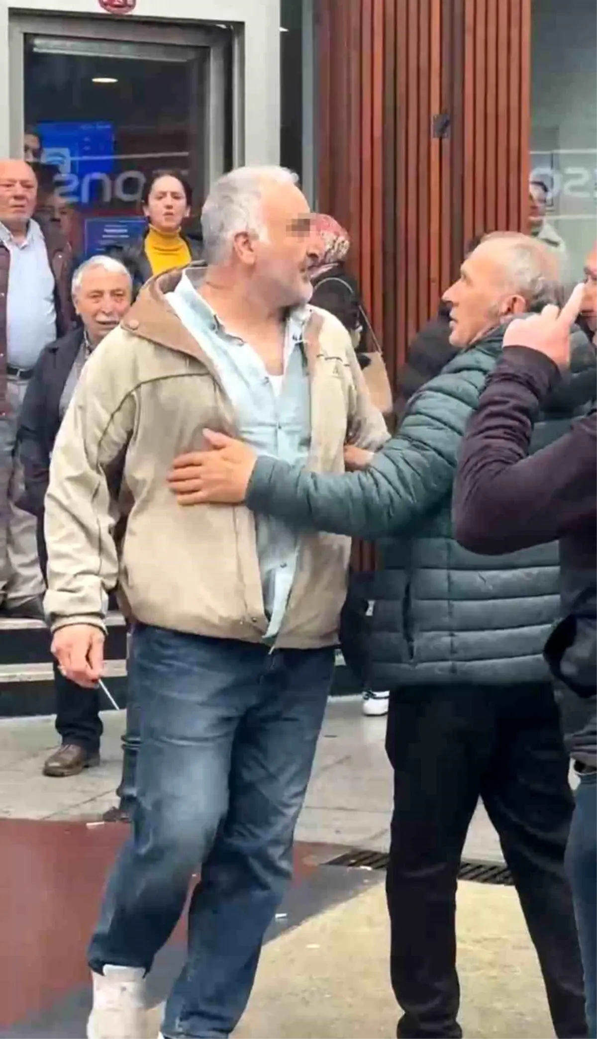 Trabzon'da CHP Standına Bıçaklı Saldırı: Bir Yaralı