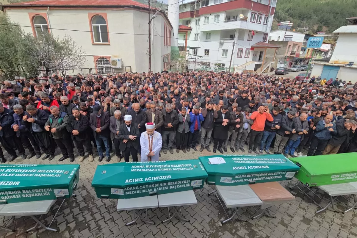 Trafik kazasında hayatını kaybeden aile yan yana toprağa verildi