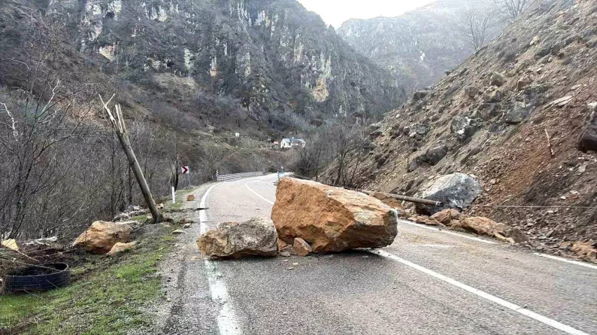 Tunceli-Erzincan Karayolunda Kaya Düşmeleri Nedeniyle Trafik Aksadı