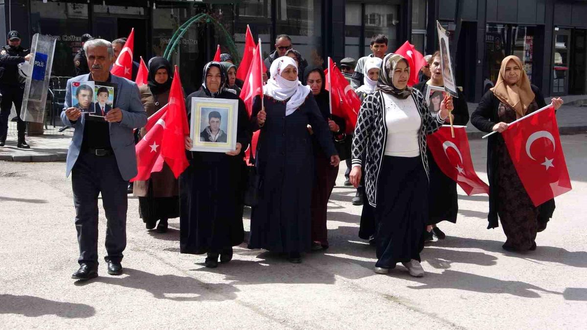 Vanlı annelerin evlat nöbeti 99'uncu haftasında