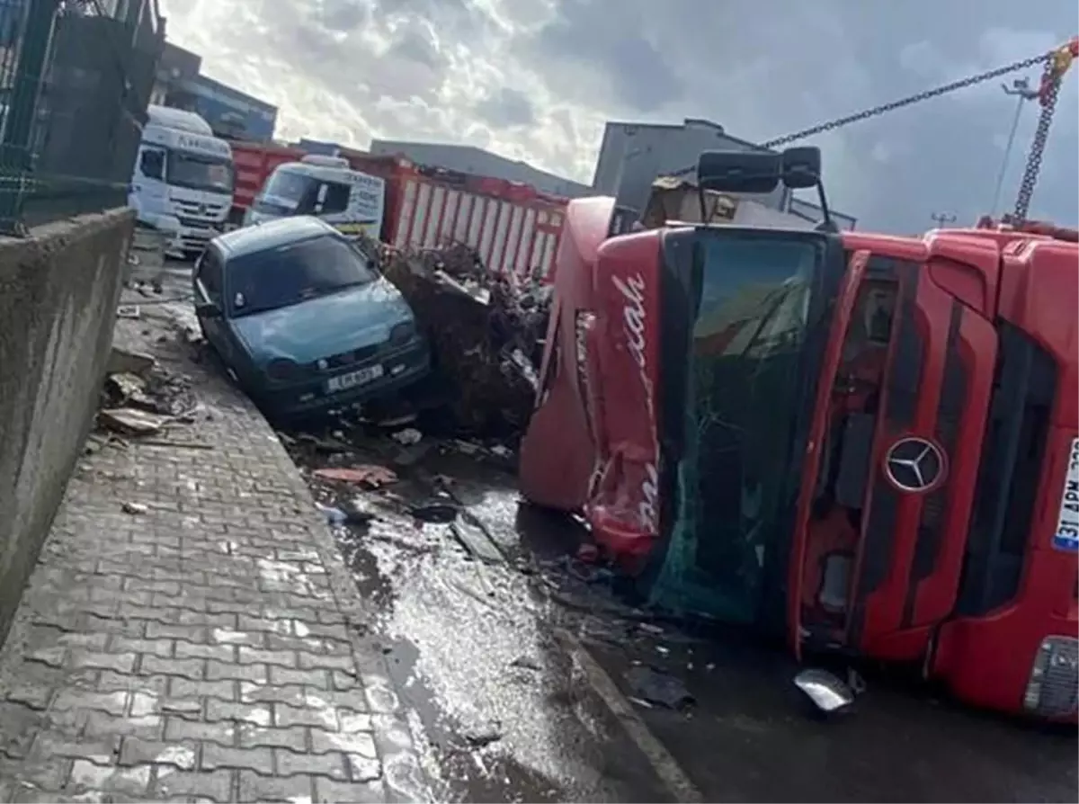 Osmaniye'de Hurda Yüklü Tır Park Halindeki Araçların Üzerine Devrildi