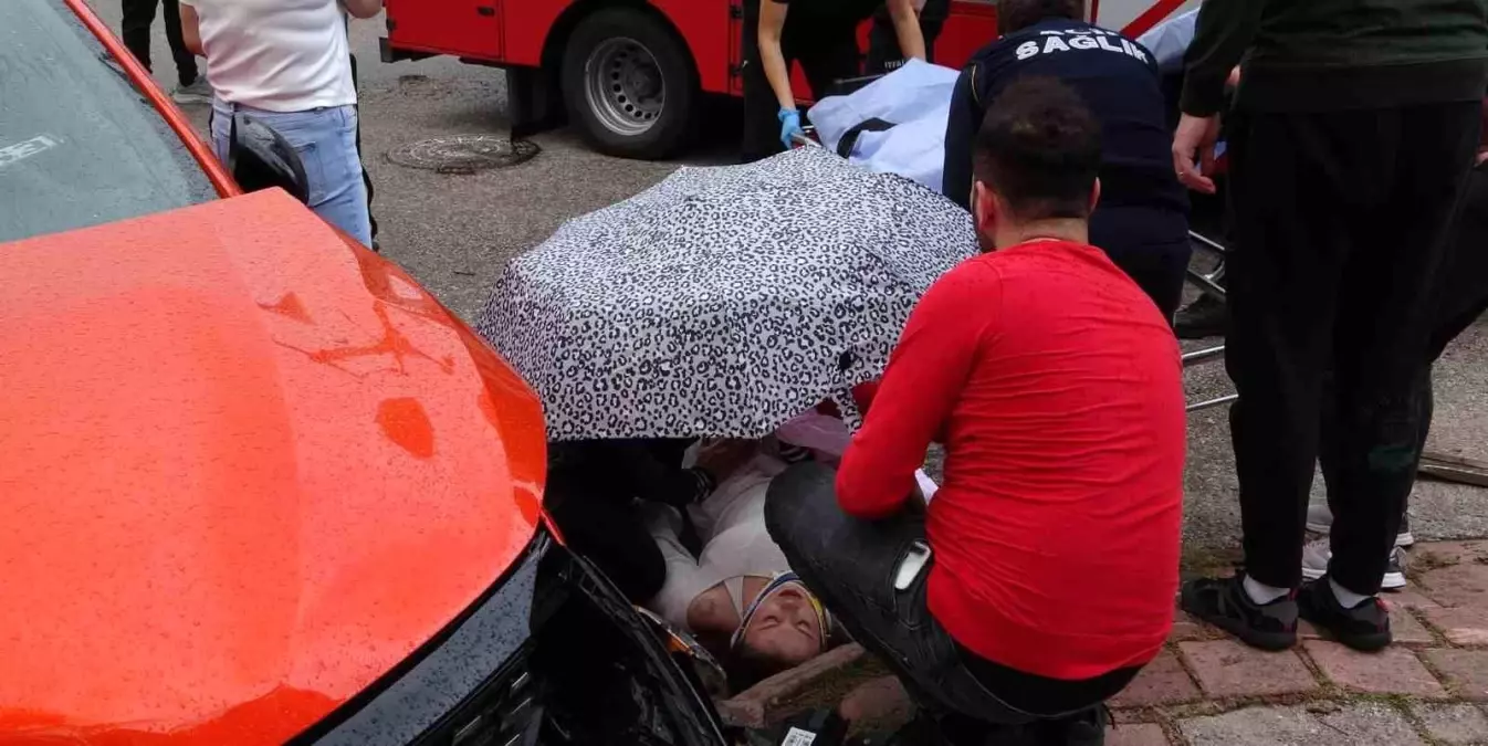 Antalya'da Trafik Kazası: Sürücüler Yaralandı