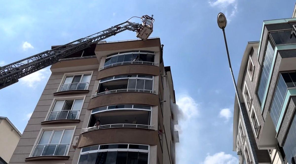 Bursa'da 5 Katlı Binanın Zemin Katında Yangın Çıktı