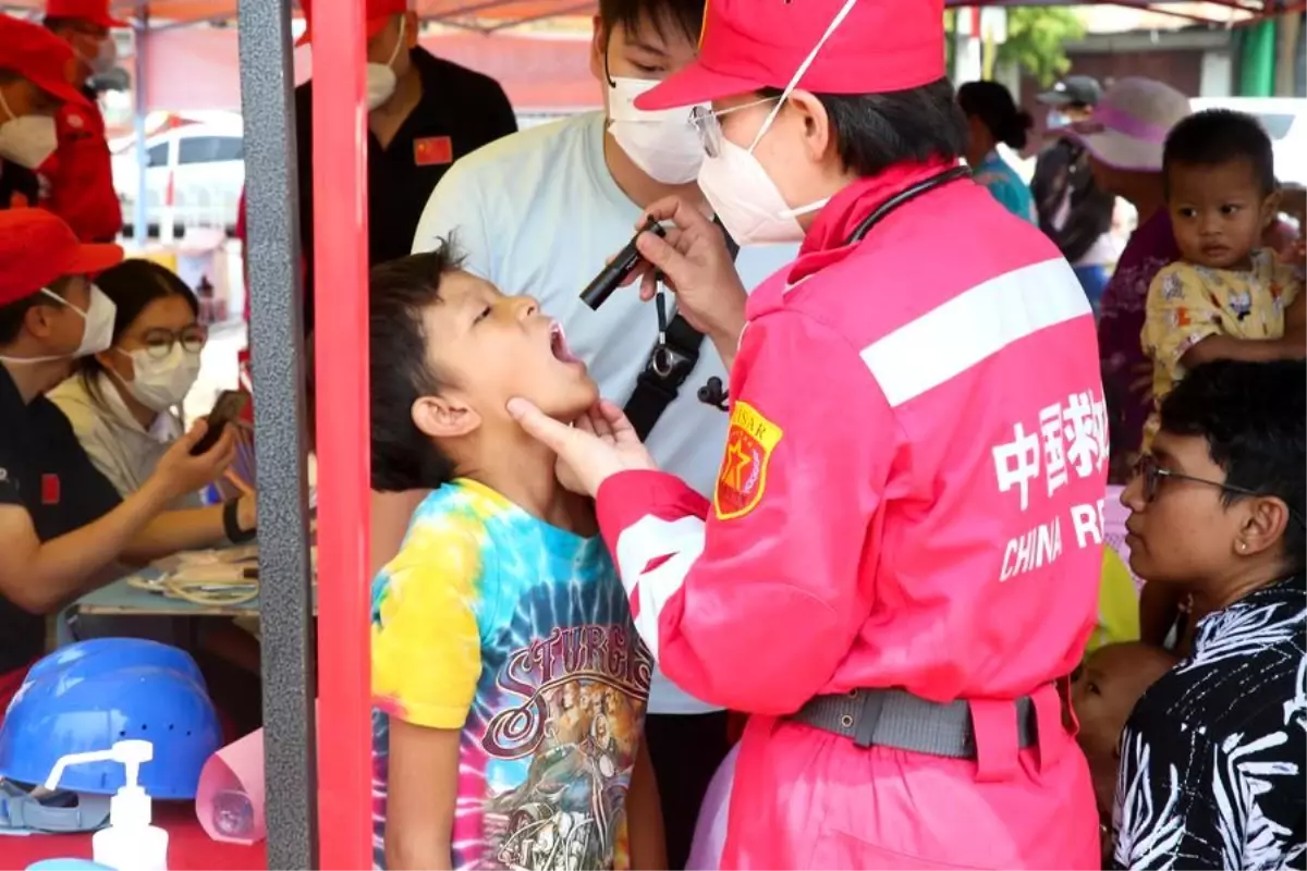 Çinli Kurtarma Görevlileri Myanmar'da Depremzedelere Yardımda Bulundu
