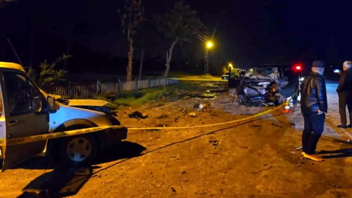 Amasya'da Minibüs ile Hafif Ticari Araç Kafa Kafaya Çarpıştı, 7 Yaralı
