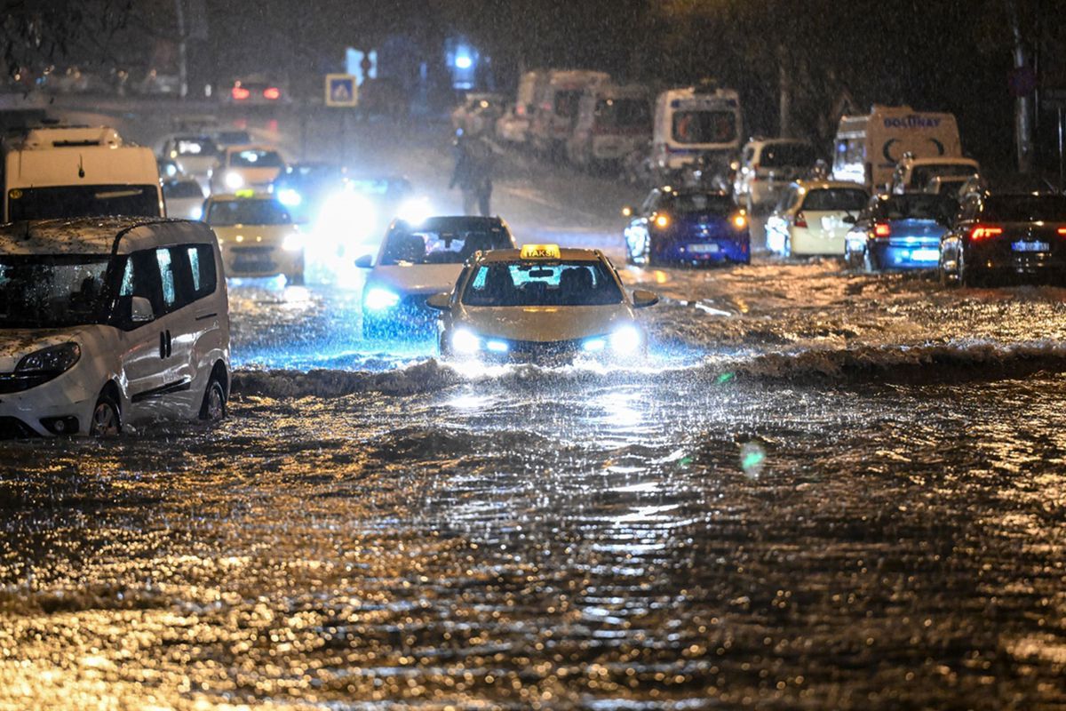 Ankara'da gök gürültülü sağanak ve dolu etkili oldu