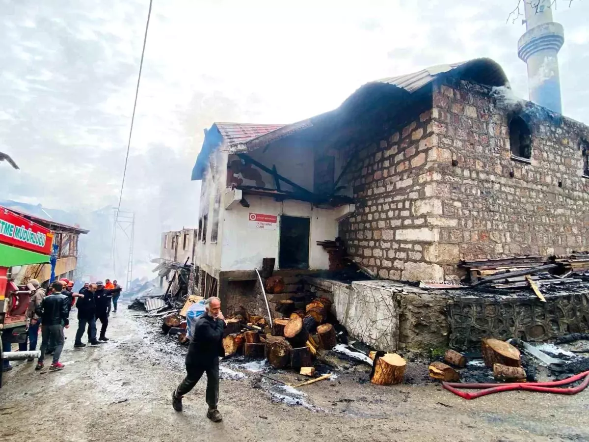 Artvin'de Gece Yangını: Dört Ev ve Cami Kullanılamaz Hale Geldi