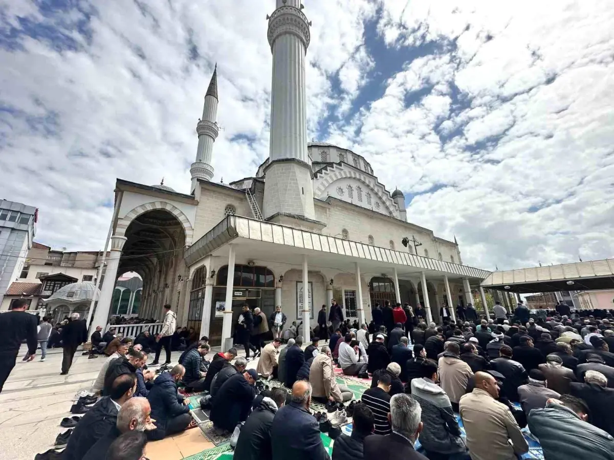 Elazığ'da Bayram Sonrası İlk Cuma Namazı Yoğun Katılımla Kılındı