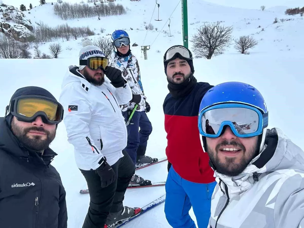 Bayburt'ta Kayak Keyfi: Arkadaşlar Hoparlörle Eğleniyor
