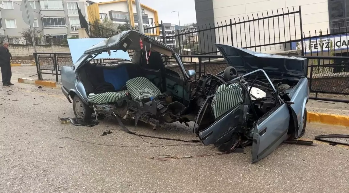 Tokat'ta Kontrolü Kaybeden Araç, Kaldırımdaki Demir Korkuluğa Çarptı