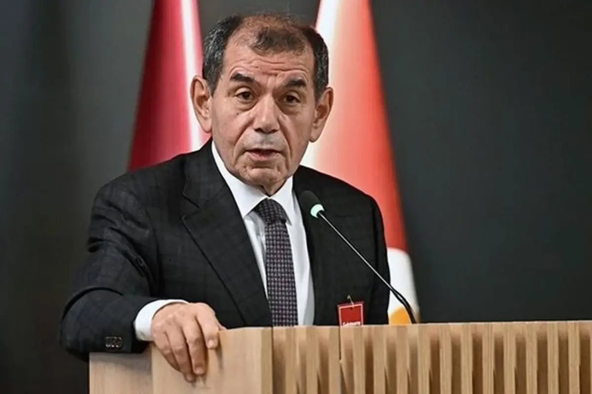 Dursun Özbek derbi biter bitmez telefona sarılmış