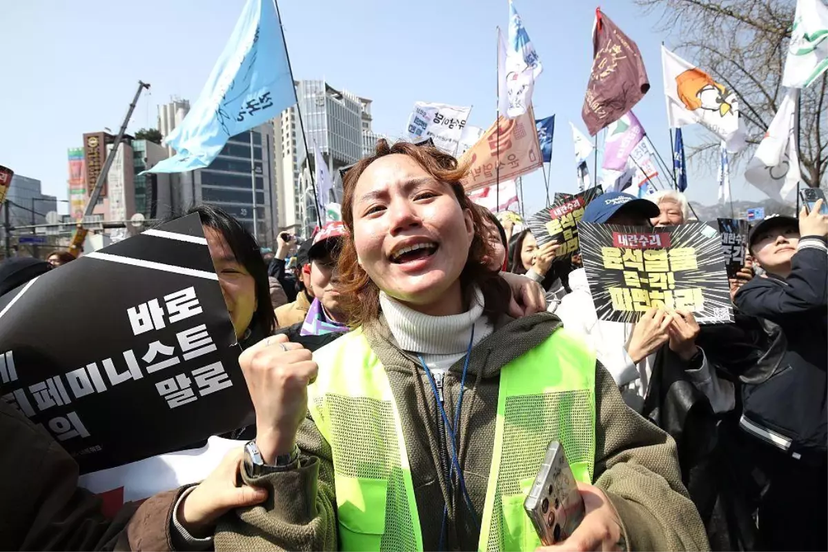 Güney Kore'de Cumhurbaşkanı Yoon Suk Yeol'un Azli Onaylandı