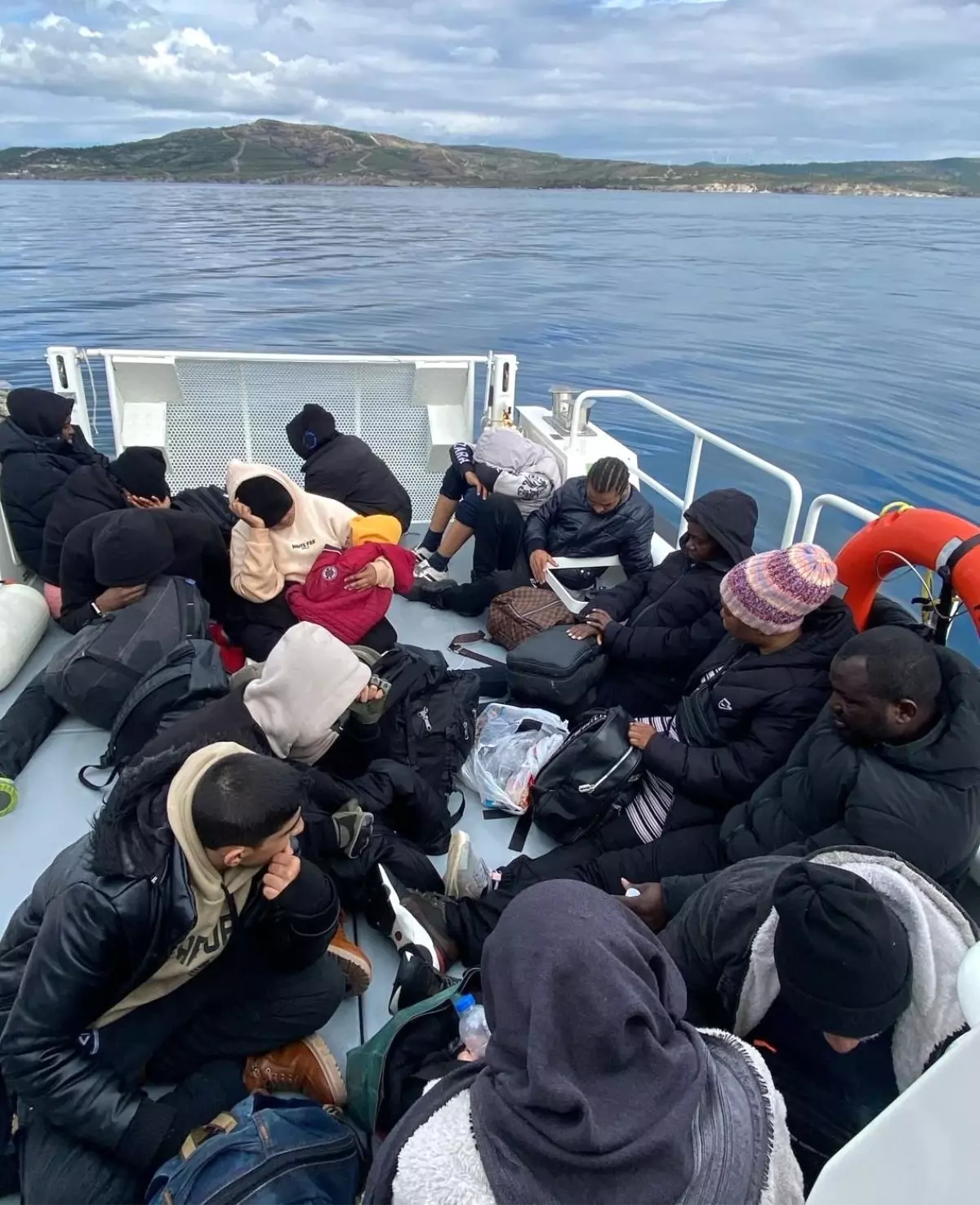 İzmir Açıklarında 50 Düzensiz Göçmen Yakalandı