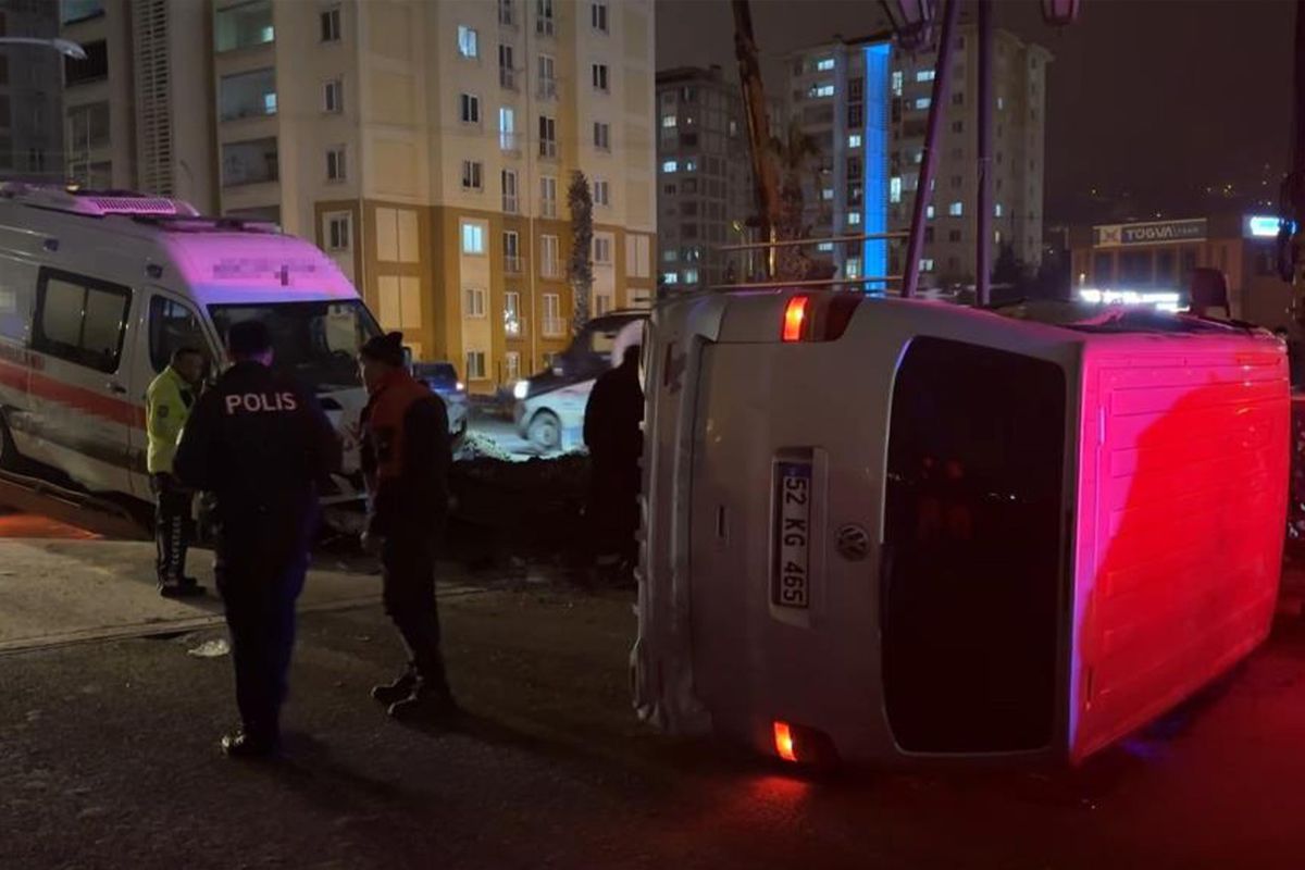 Samsun'da ambulans ile minibüs çarpıştı