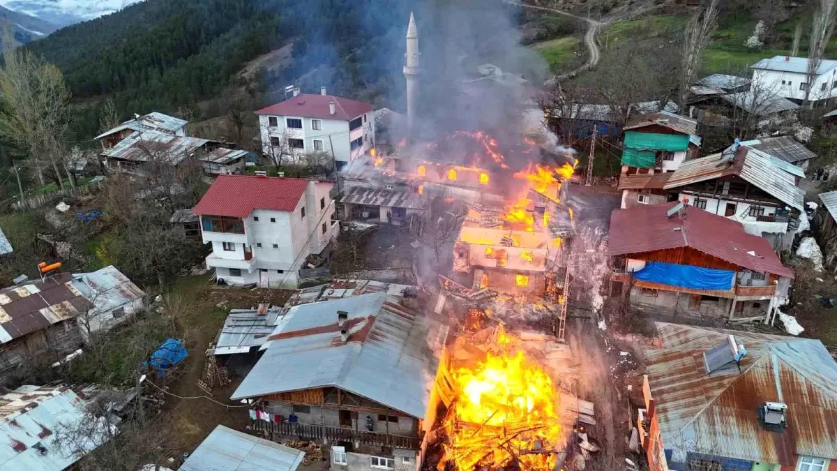 Artvin'de Yangın Felaketi: Dört Ev ve Cami Küller İçinde