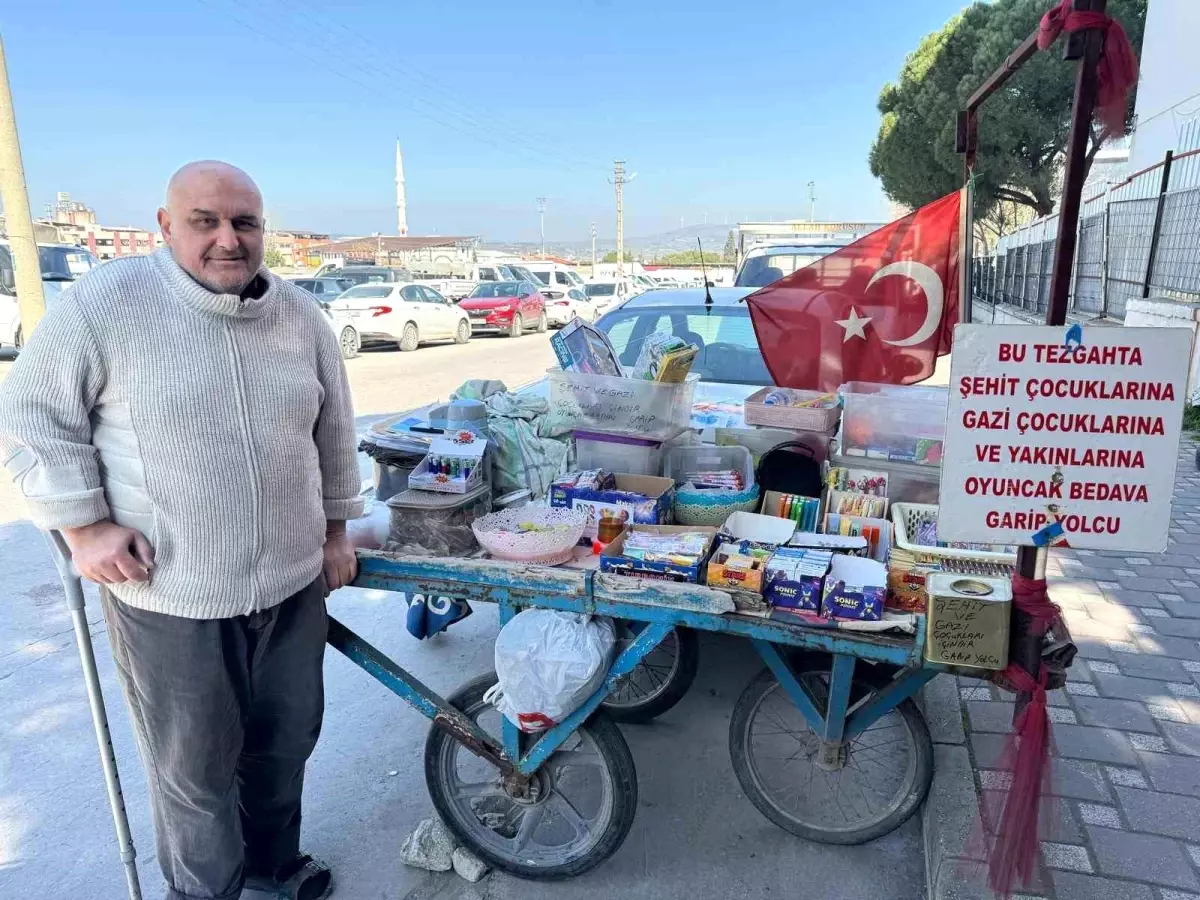 Şehit çocuğundan etkilendi 8 yıldır bedava oyuncak dağıtıyor